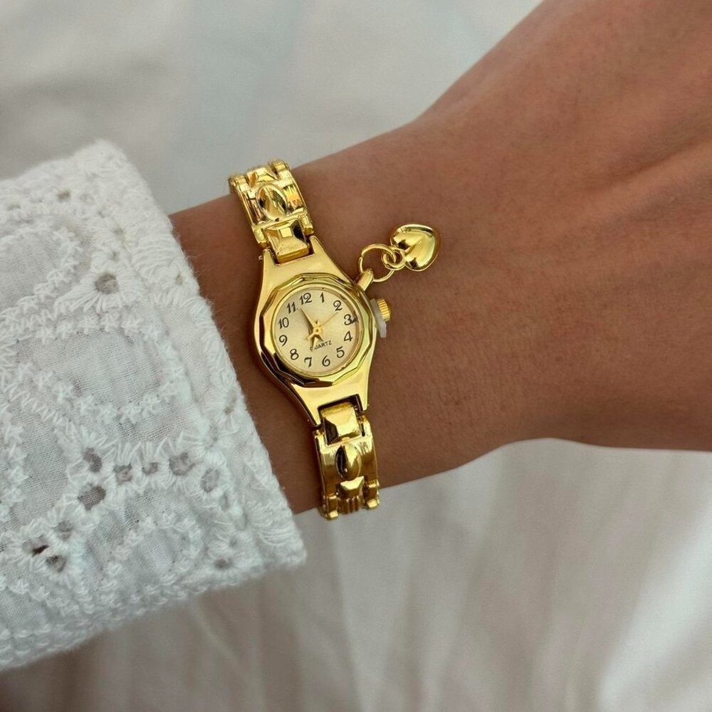 Sku:0346 vintage vibe gold mini watch + in a gift box They fit‎ any hand size